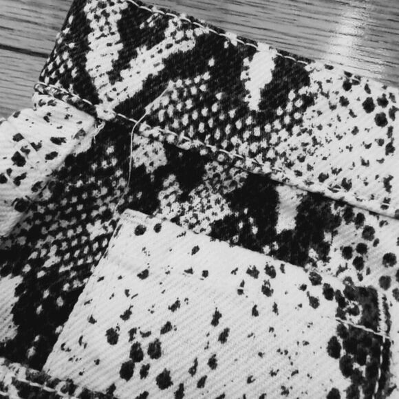 BlankNYC python snake print denim mini skirt 26 2 - Picture 7 of 11